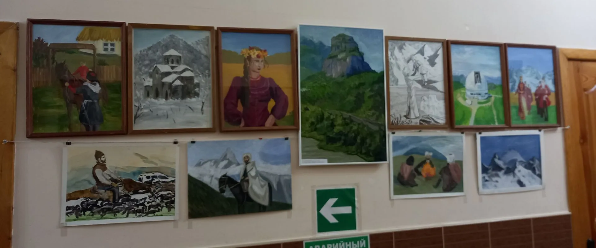 В фойе нашей школы организована яркая выставка творческих работ учащихся художественног...