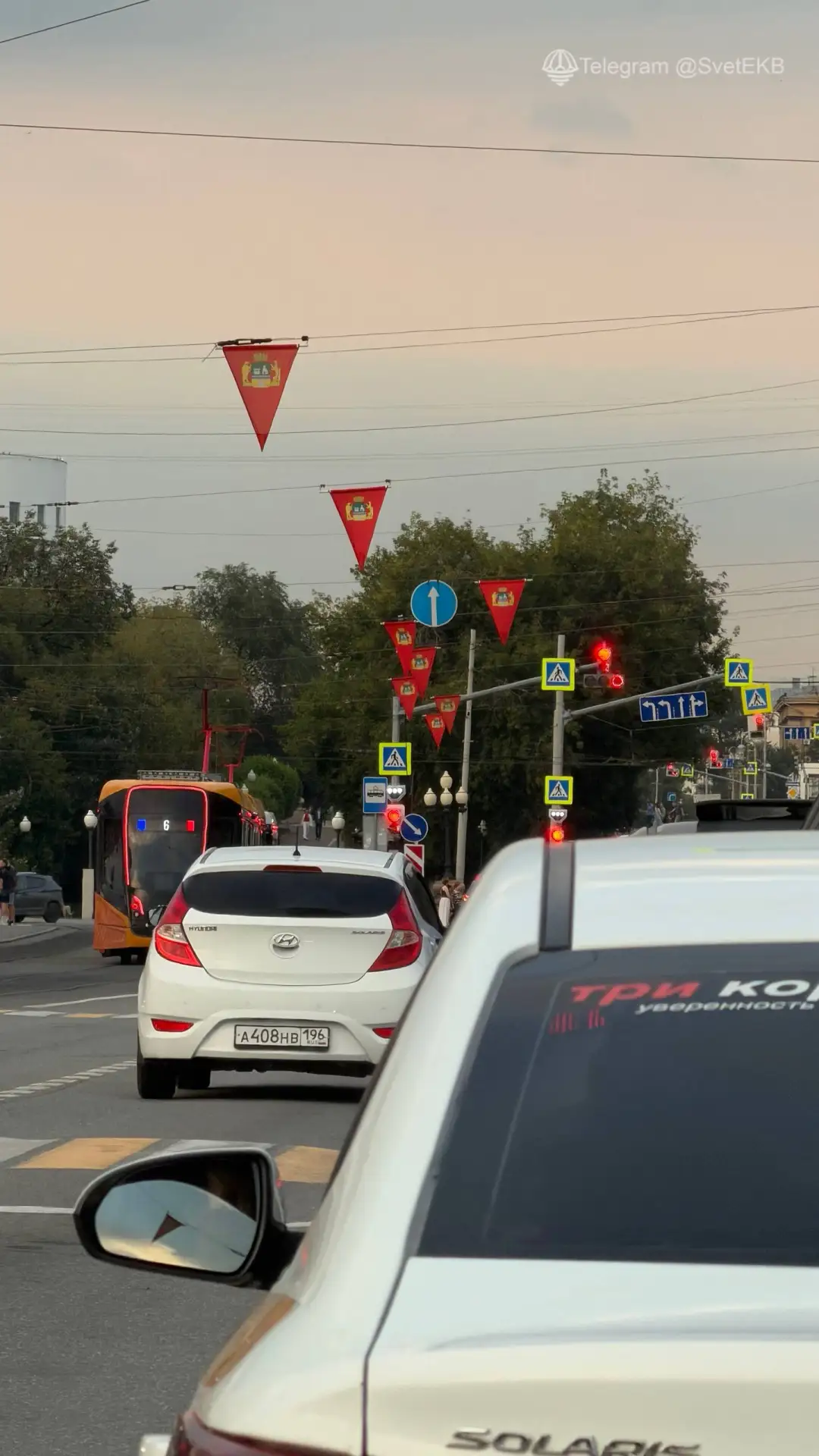 В центре города повесили красные флажки с гербом Екатеринбурга 🚩

😄 — рэд флааааг