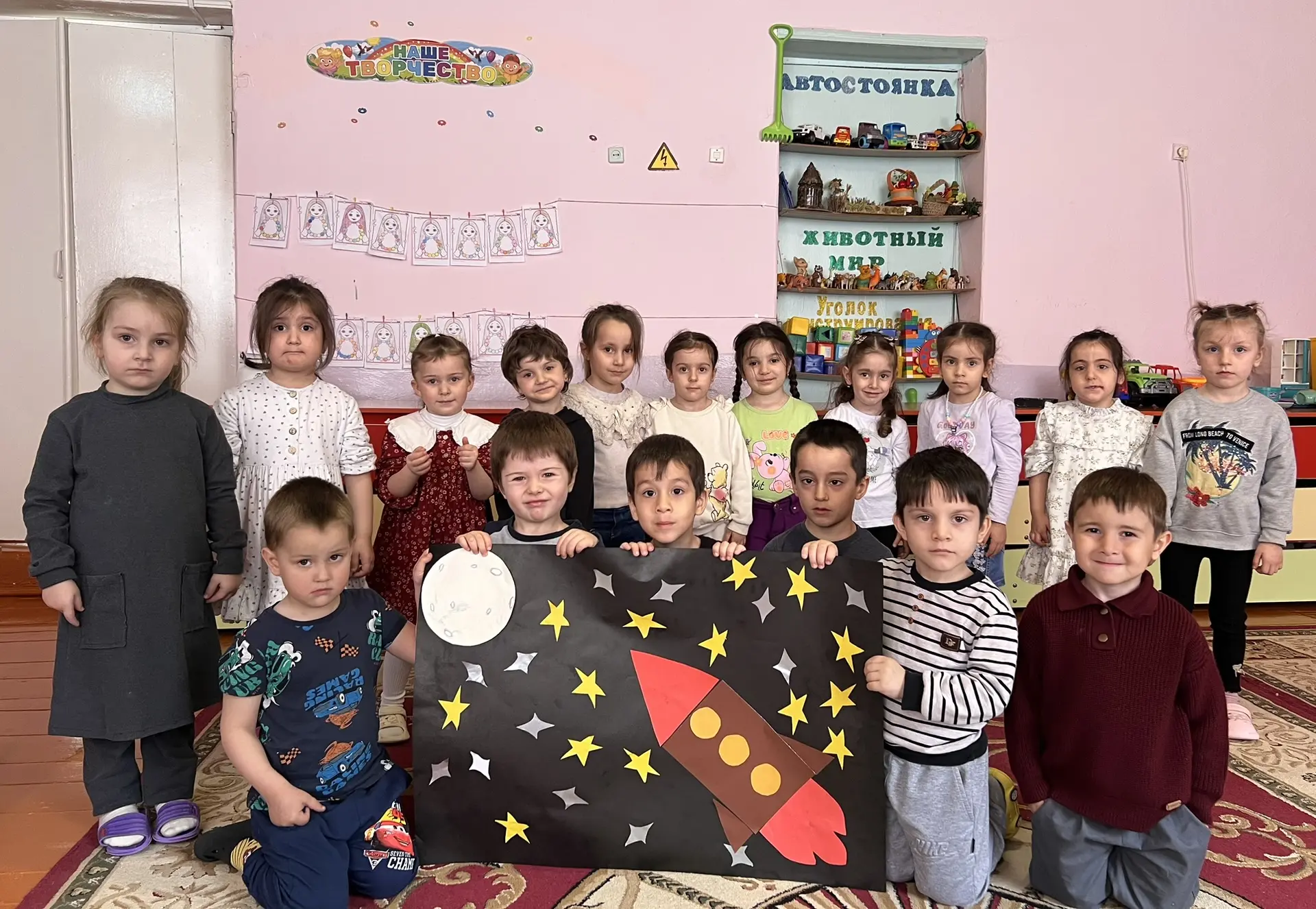 Коллективная аппликация со второй младшей группой ”Космос ", "Звездное небо 🌌 "