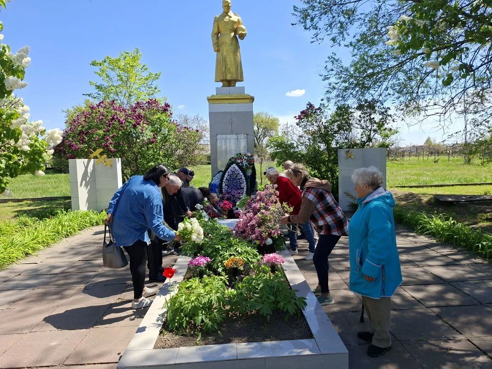 Минута тишины, цветы памяти... Вместе чтим подвиг! 🕊️🌿  В предверии 9 Мая, сердце каждого из нас бье