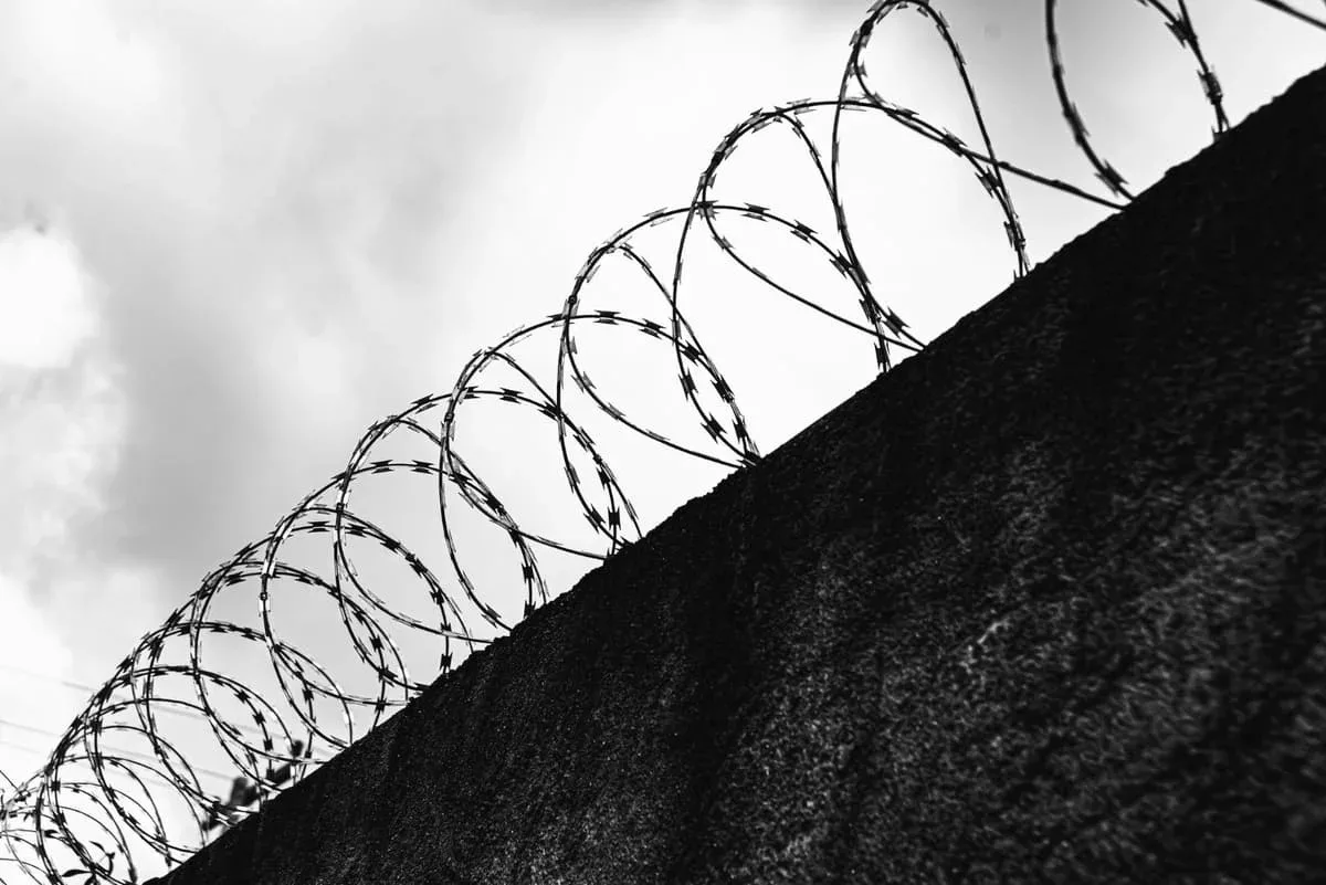 Теперь ей грозит штраф: жительница Каменска-Уральского пыталась передать деньги сидящем...