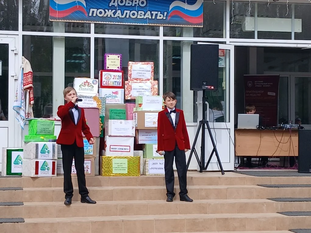 Сегодня на территории МБОУ "Гимназия №4"  ЕМР РТ прошел традиционный сбор подарков на детский Сабант