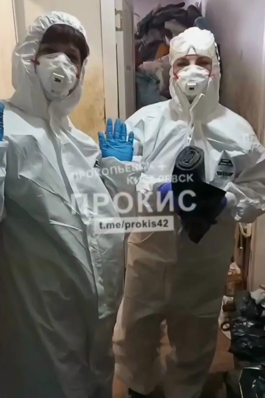 😱 Два года жили рядом с «помойкой»: жители Прокопьевска вынуждены сами разгребать квартиру соседа 
