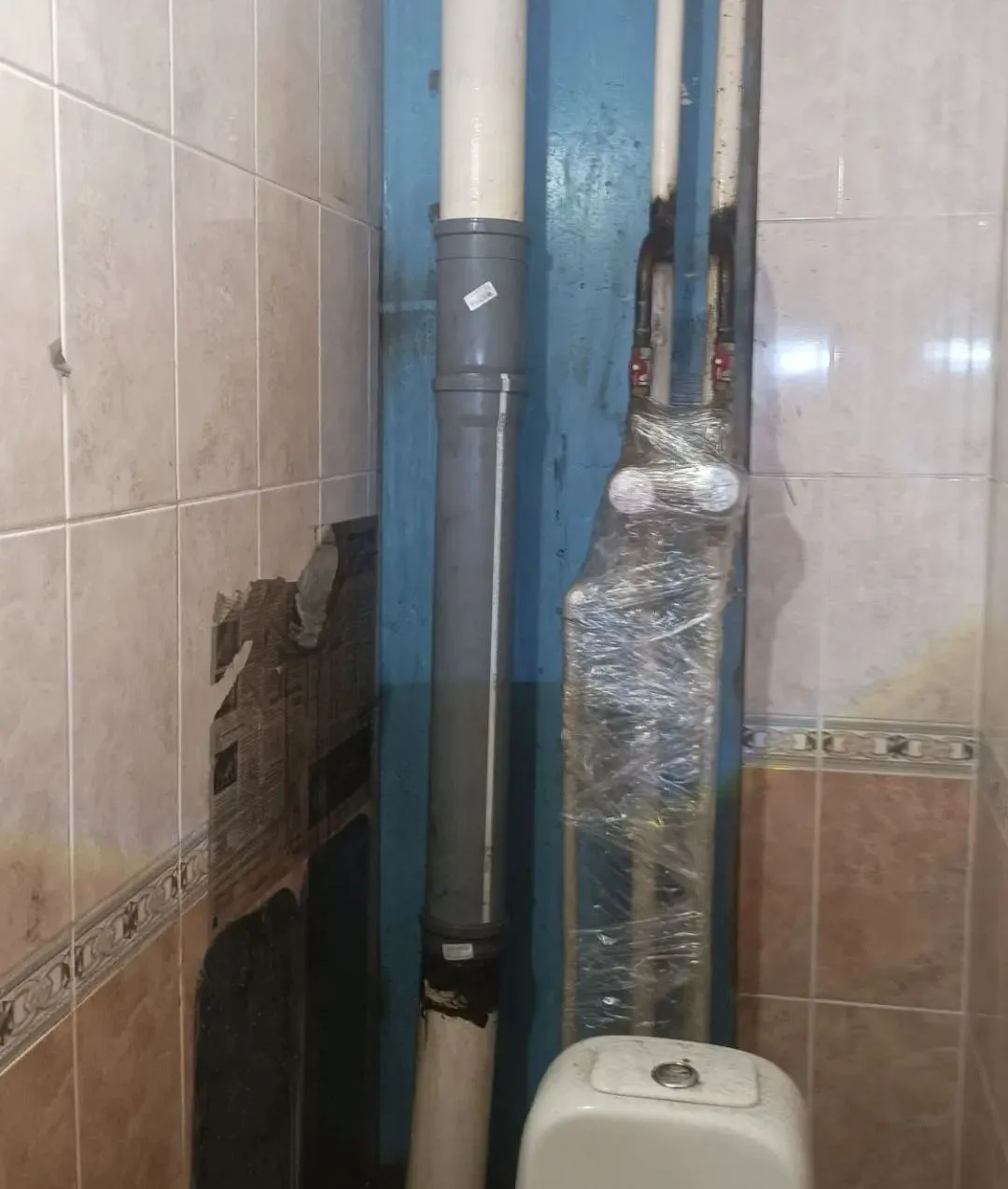 Замена участка канализационной трубы (т. е. процесс устранения повреждённого или изношенного участка