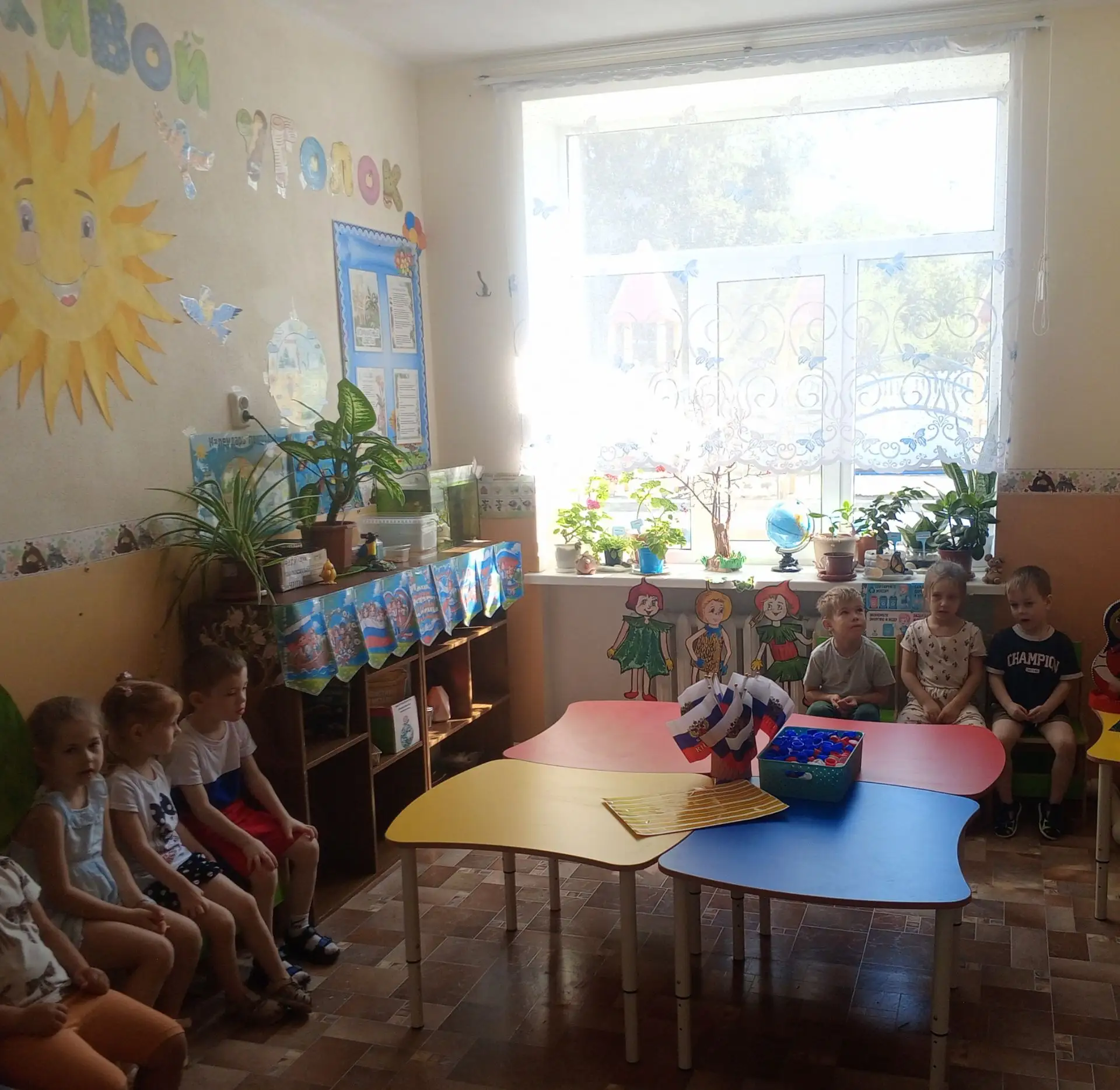 В старшей группе "Пчёлки" ко дню флага  России 🇷🇺 была сделана коллективная поделка! ...