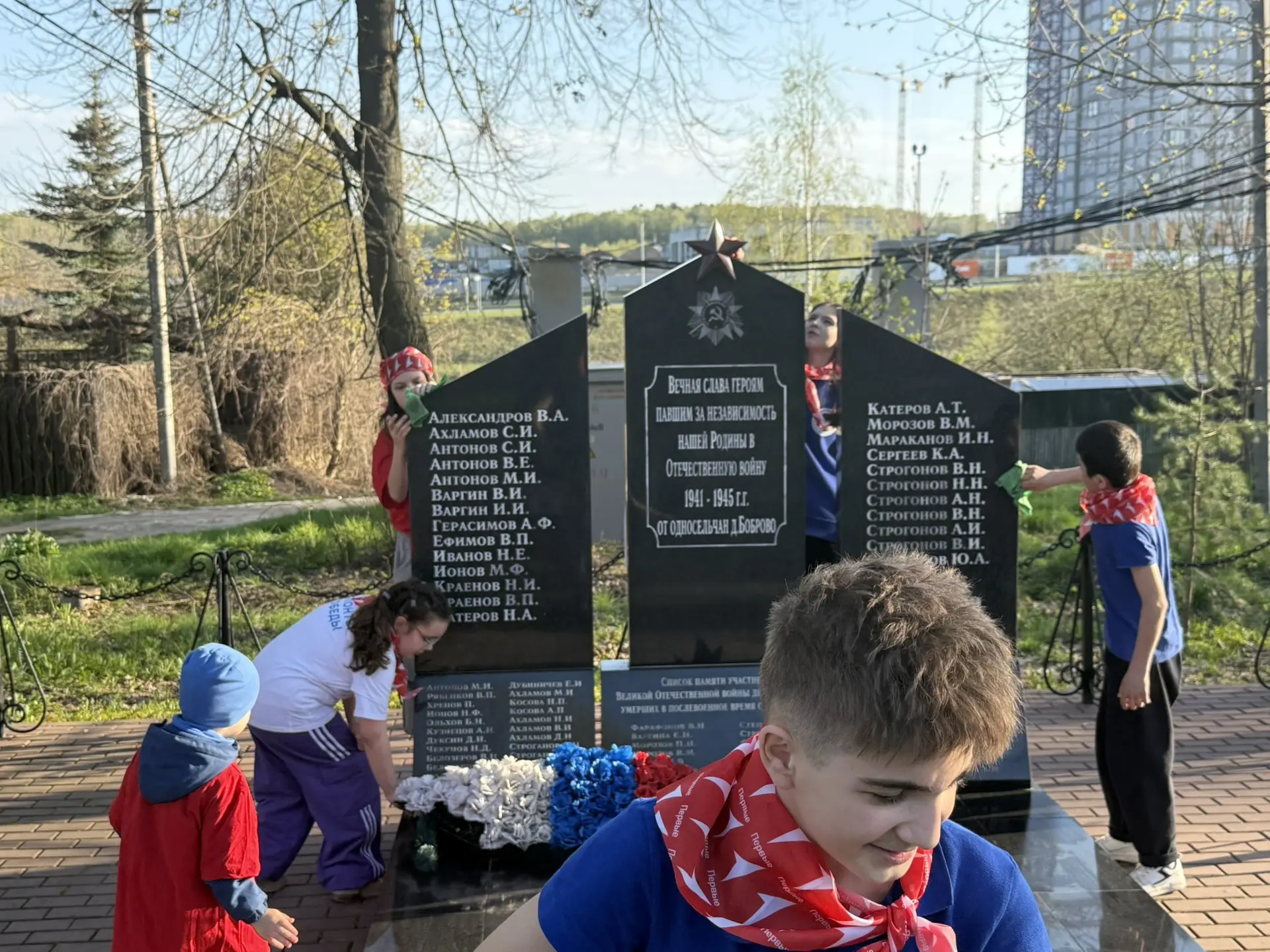 Учащиеся МАОУ «ОЦ «Лидер» приняли участие в акции «Вахта памяти», которая прошла у Памятника жителям