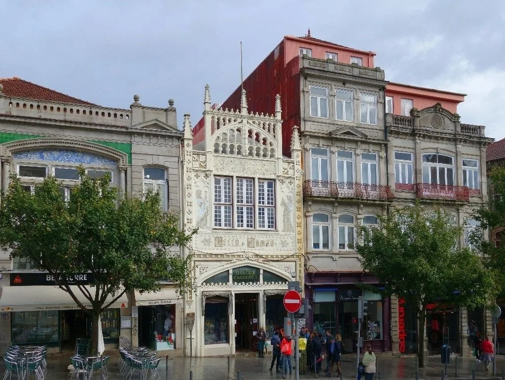 Livraria Lello & Irmão («Лелло и брат») — это знаменитый книжный магазин в Порту (Порту...