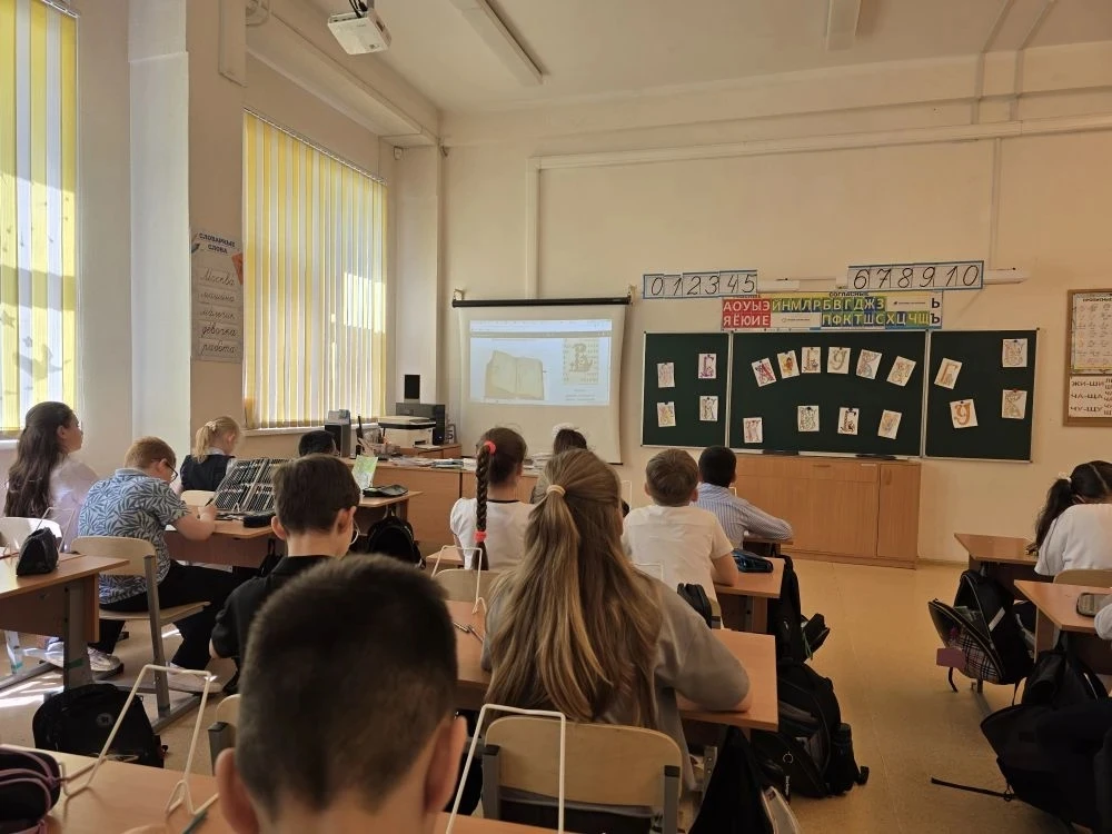 ✨ Урок ИЗО, посвящённый Дню славянской письменности и культуры, в 3Б классе! ✨ Наши третьеклассники 