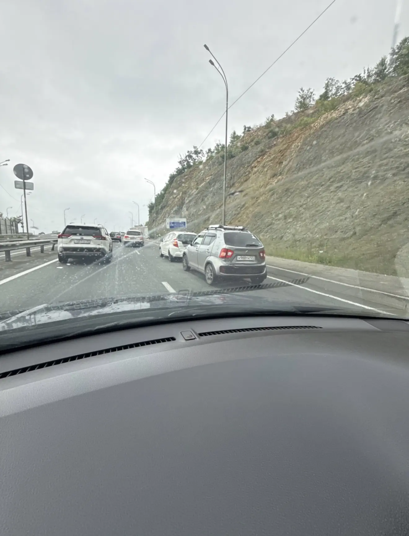 Жуткая пробка образовалась на объездной трассе во Владивостоке из-за ДТП в сторону Седанки