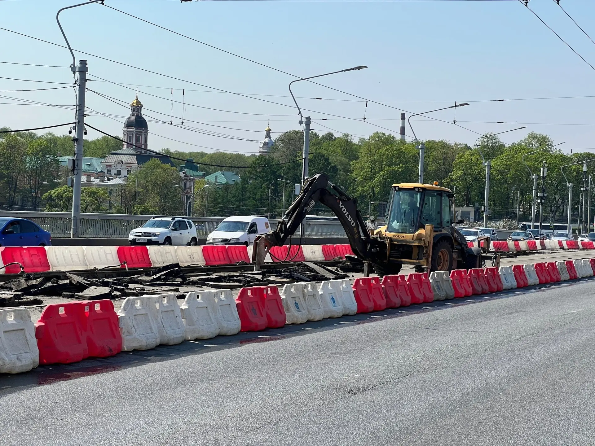 На мосту Александра Невского уже началась разборка асфальтобетонного покрытия!