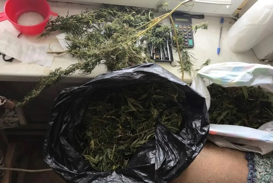 Полицейские нашли в доме жителя Таврийска два пакета с наркотиками