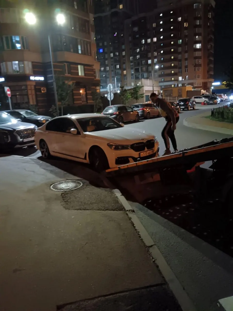 Строителей 6, кого-то забирают.