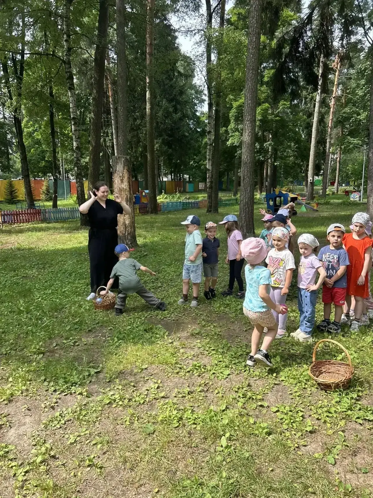 Солнце светит за окном,