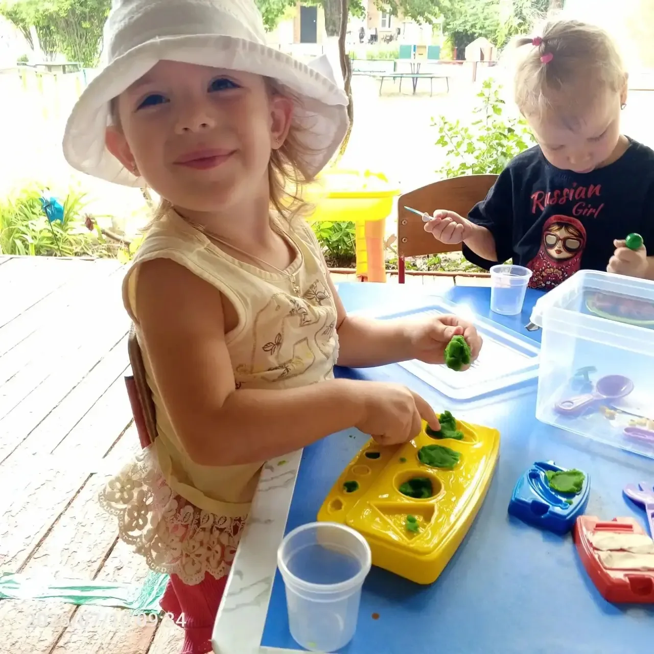 Дети 3-4 лет познакомились с удивительным материалом, солёным тестом. Малыши учились ра...