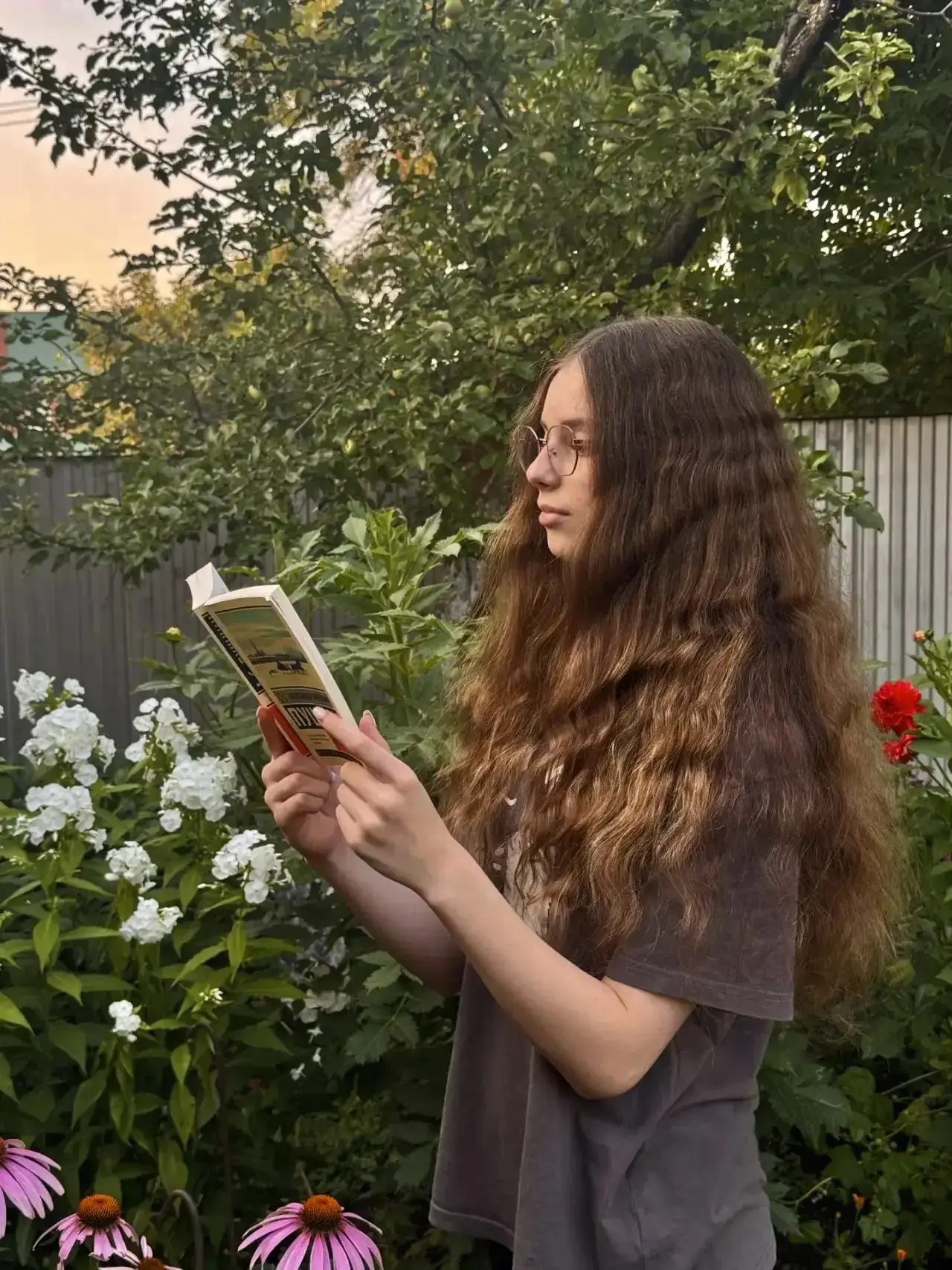 Каникулы с книгой летний фото-челлендж.

Книги, как цветы. Их великое множество! У каждой своя истор