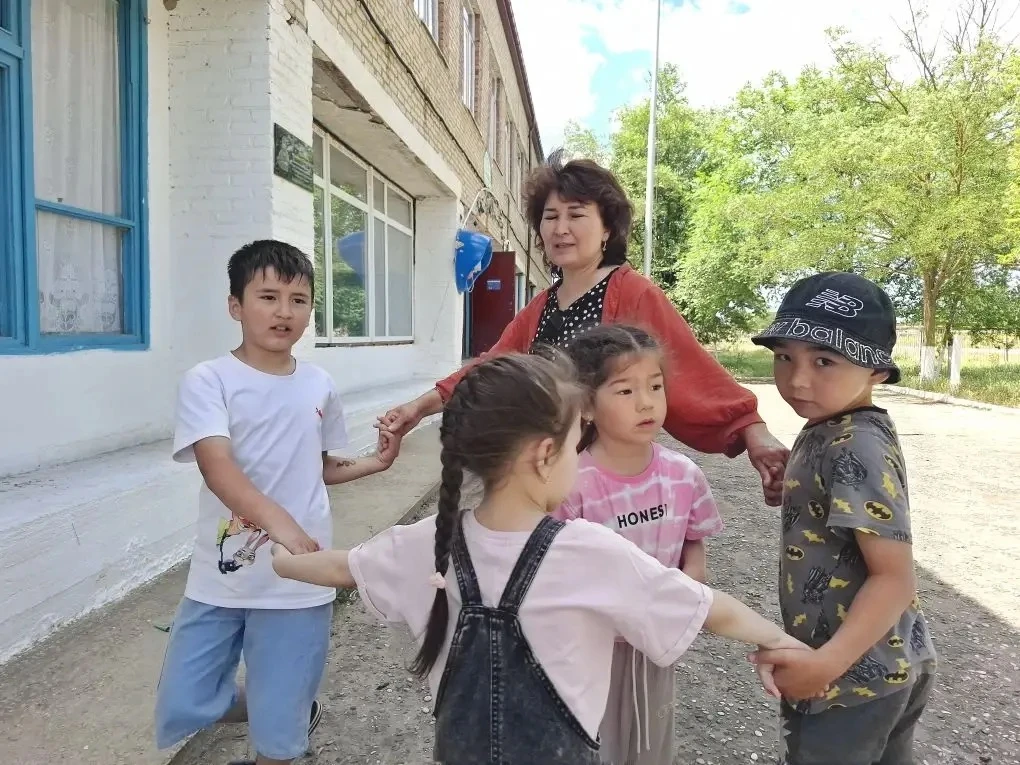 Сегодня на площадке «Тополёк» день прошел не зря! Азартная эстафета разбудила спортивный дух, а сбор