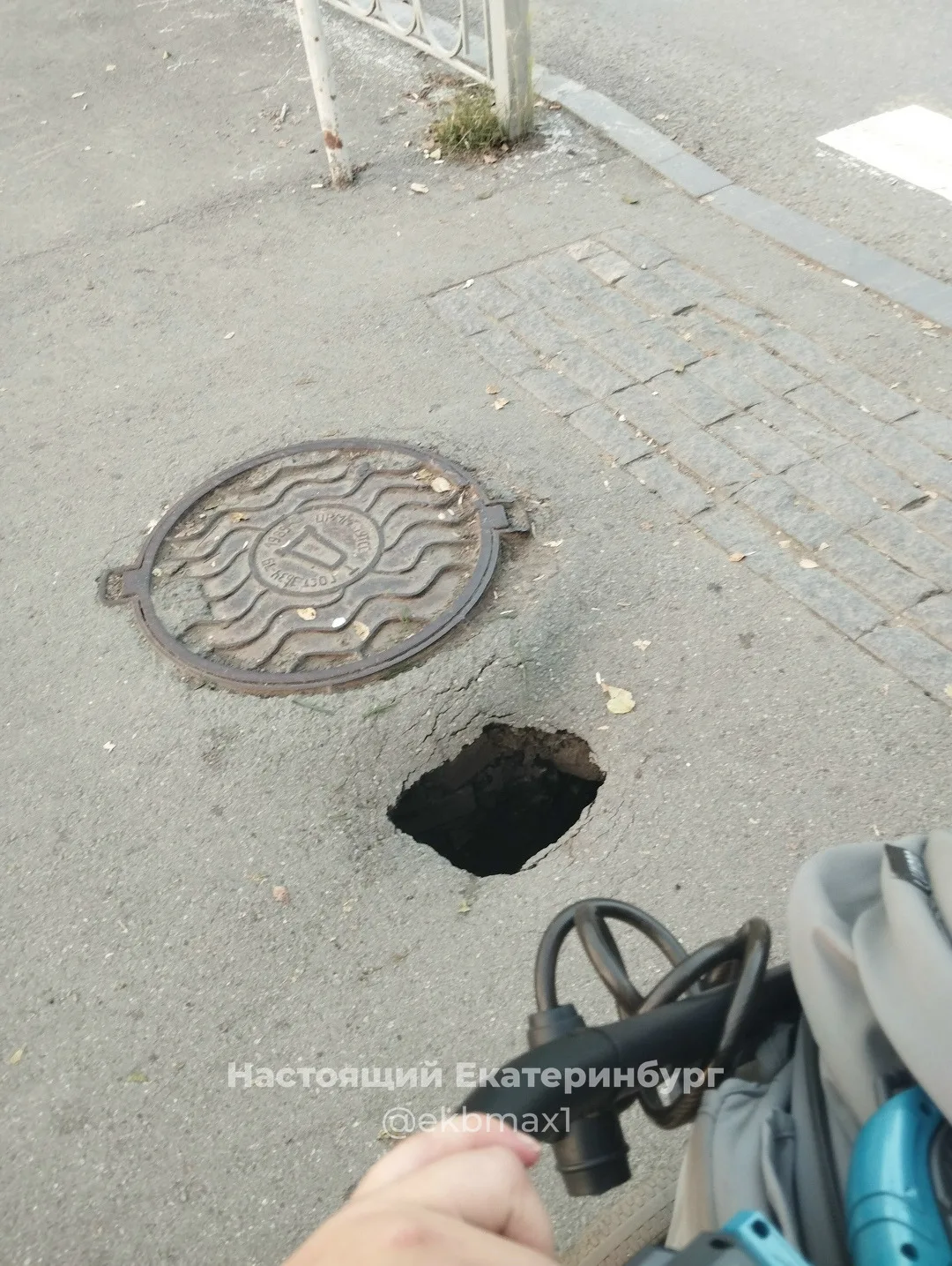 Обвалился асфальт около пешеходного перехода. Перекрёсток Техническая- Сортировочная, со стороны шко