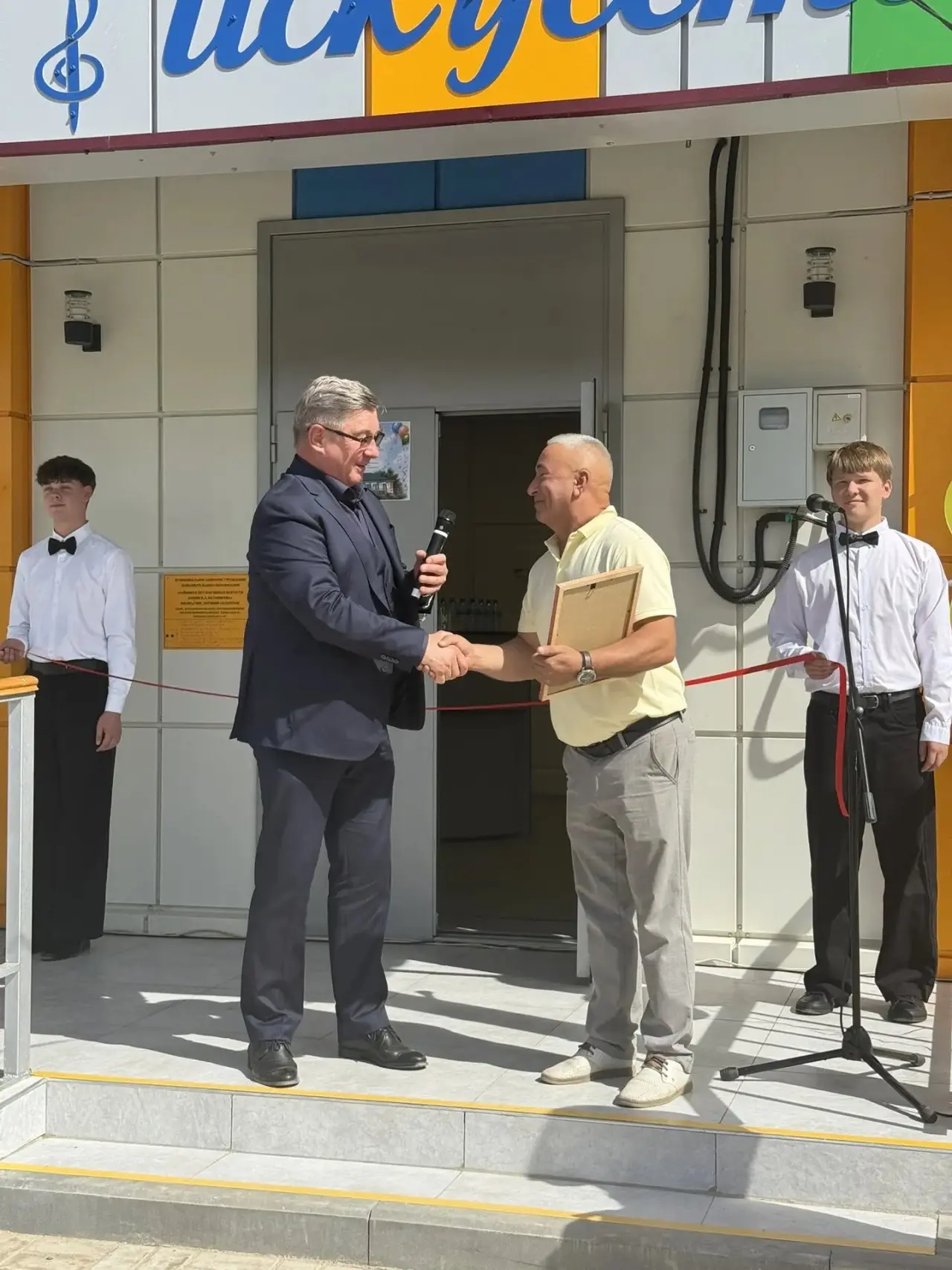 После капитального ремонта свои двери открыла обновлённая детская школа искусств в посё...