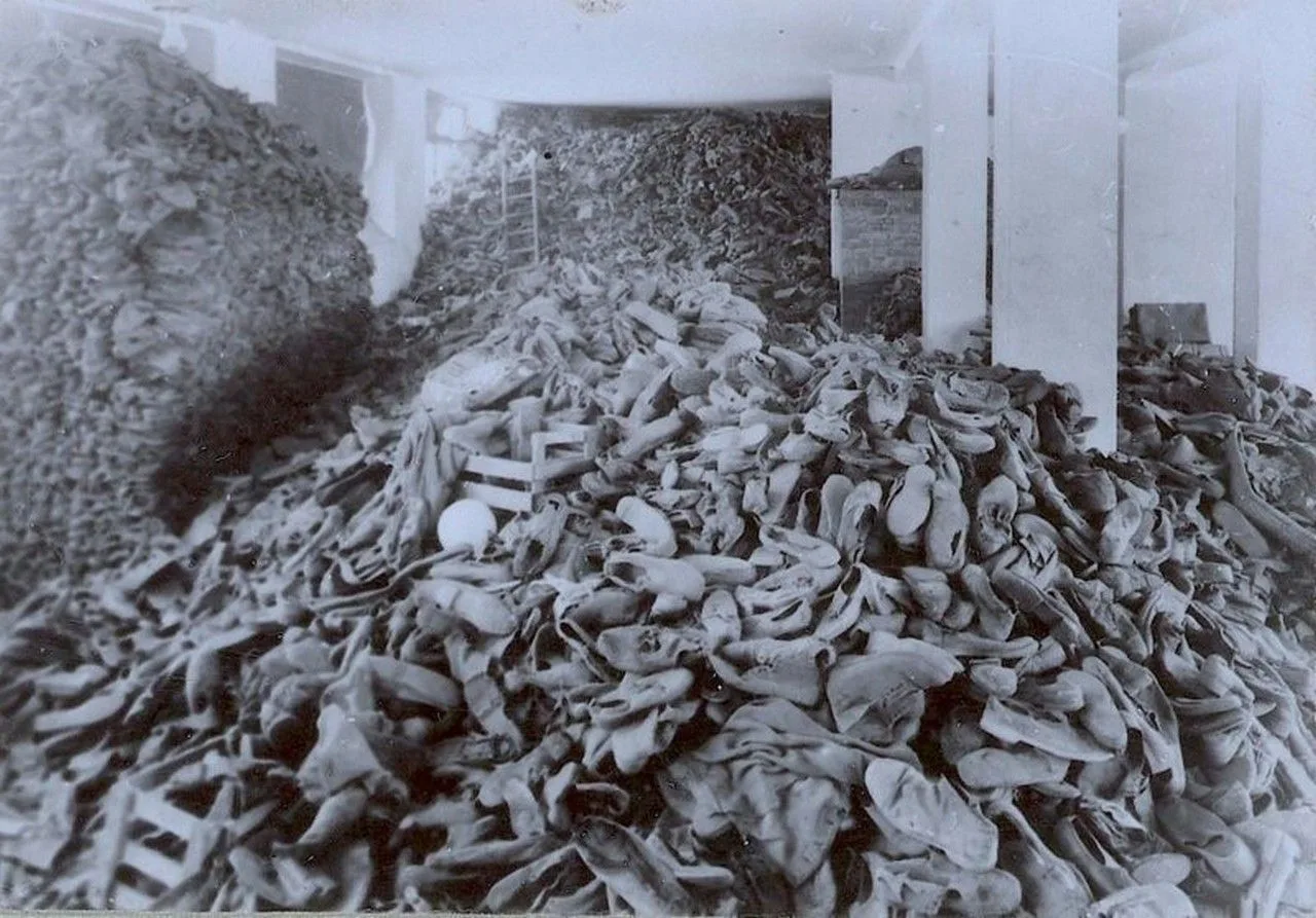 Один из складов, заполненный до потолка ботинками жертв. Освенцим, Польша, 1944 год