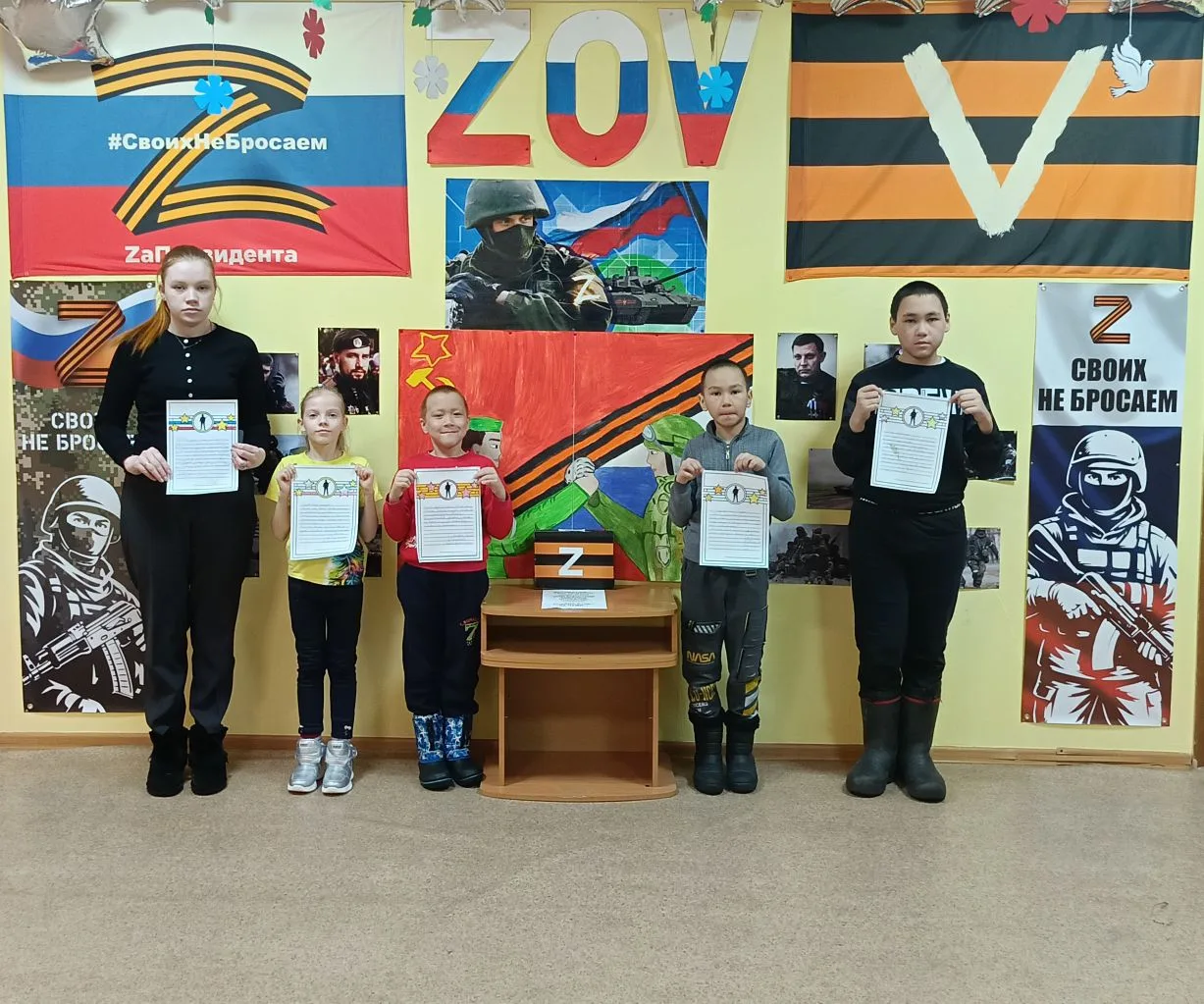 Пишут ребята, письма солдатам,