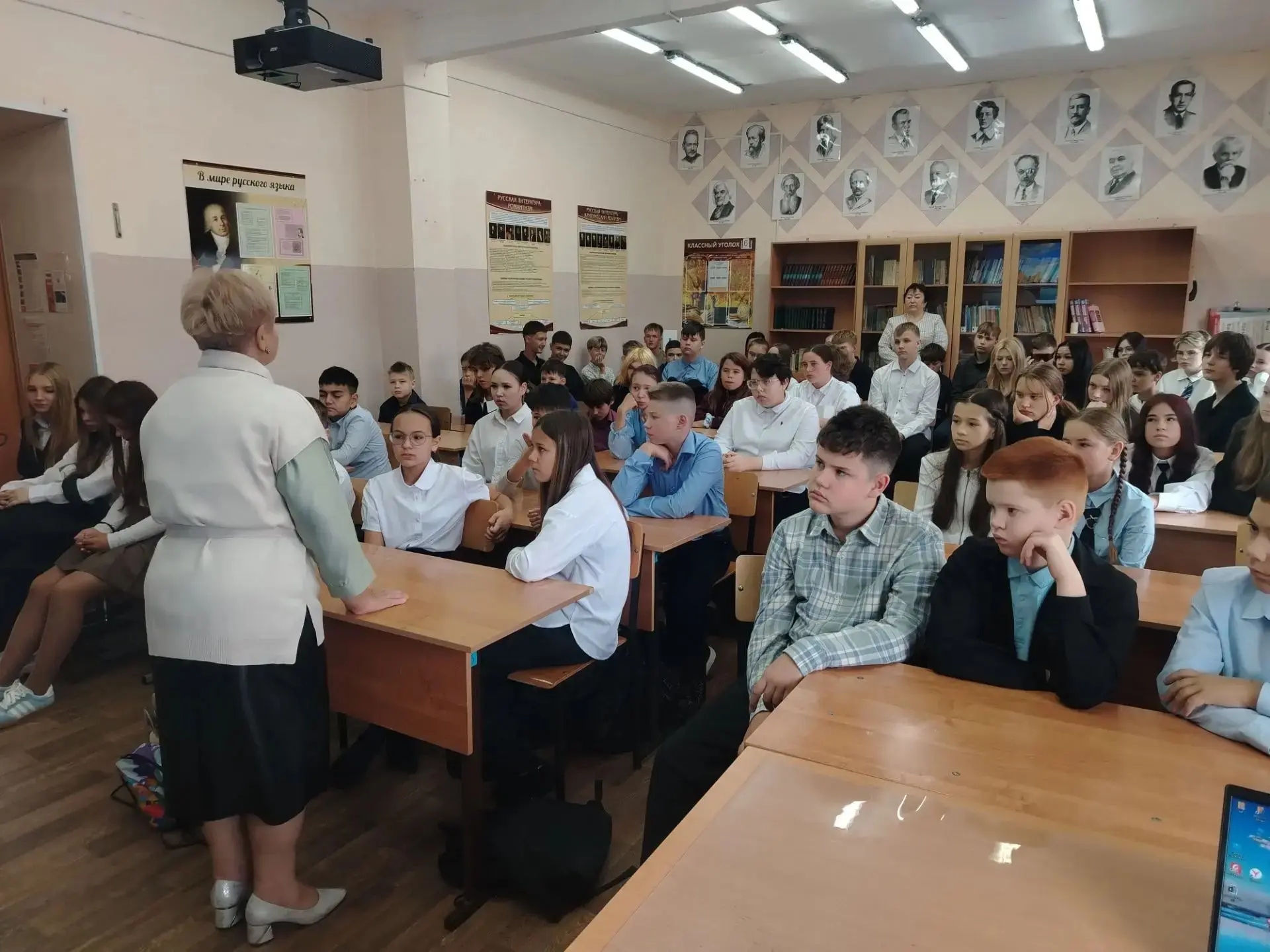 🕊️ В нашей школе почтили память героев, приближавших Победу.