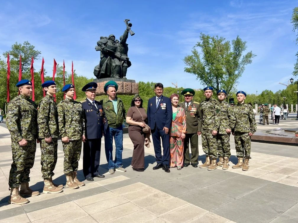 День пограничника!

От лица школьного военно-патриотического клуба «РОСТ» и отряда «ВЫМПЕЛ-САЯНЫ» се