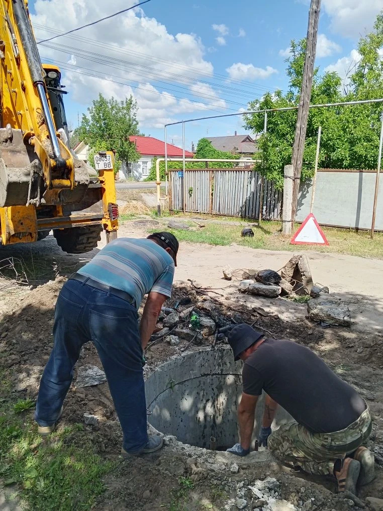 Работники МБУ Центр "Благоустройство" провели плановые работы по обслуживанию канализац...