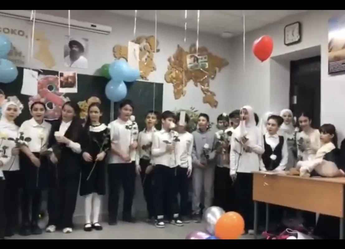 От души поздравляем наших дорогих мам! Сегодня мы, ребята из 5 «Е» класса, вместе с нашей любимой уч