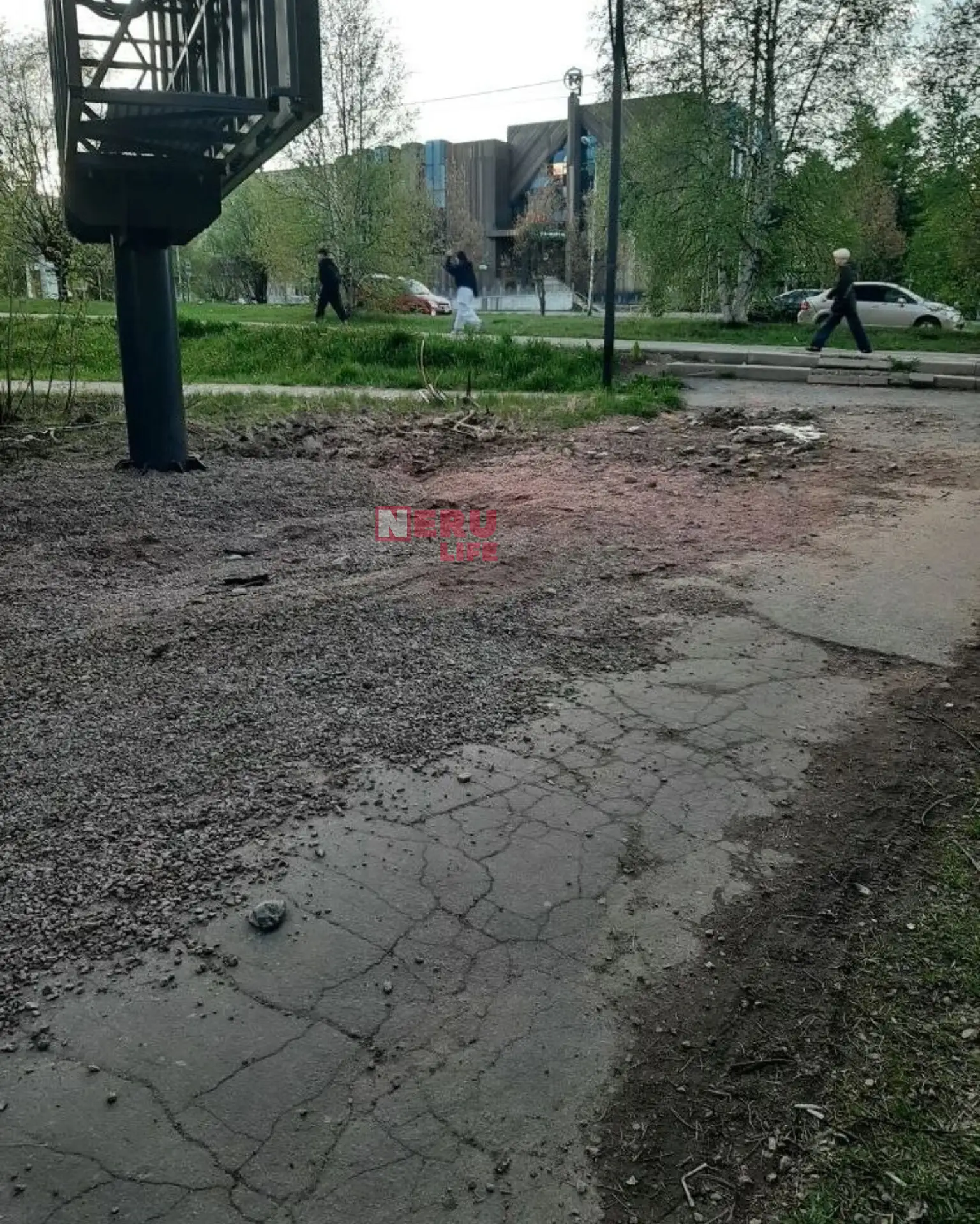 Напротив Нерюнгрибанка установили экран. Вокруг ничего не убрали, хотя прошло уже много...