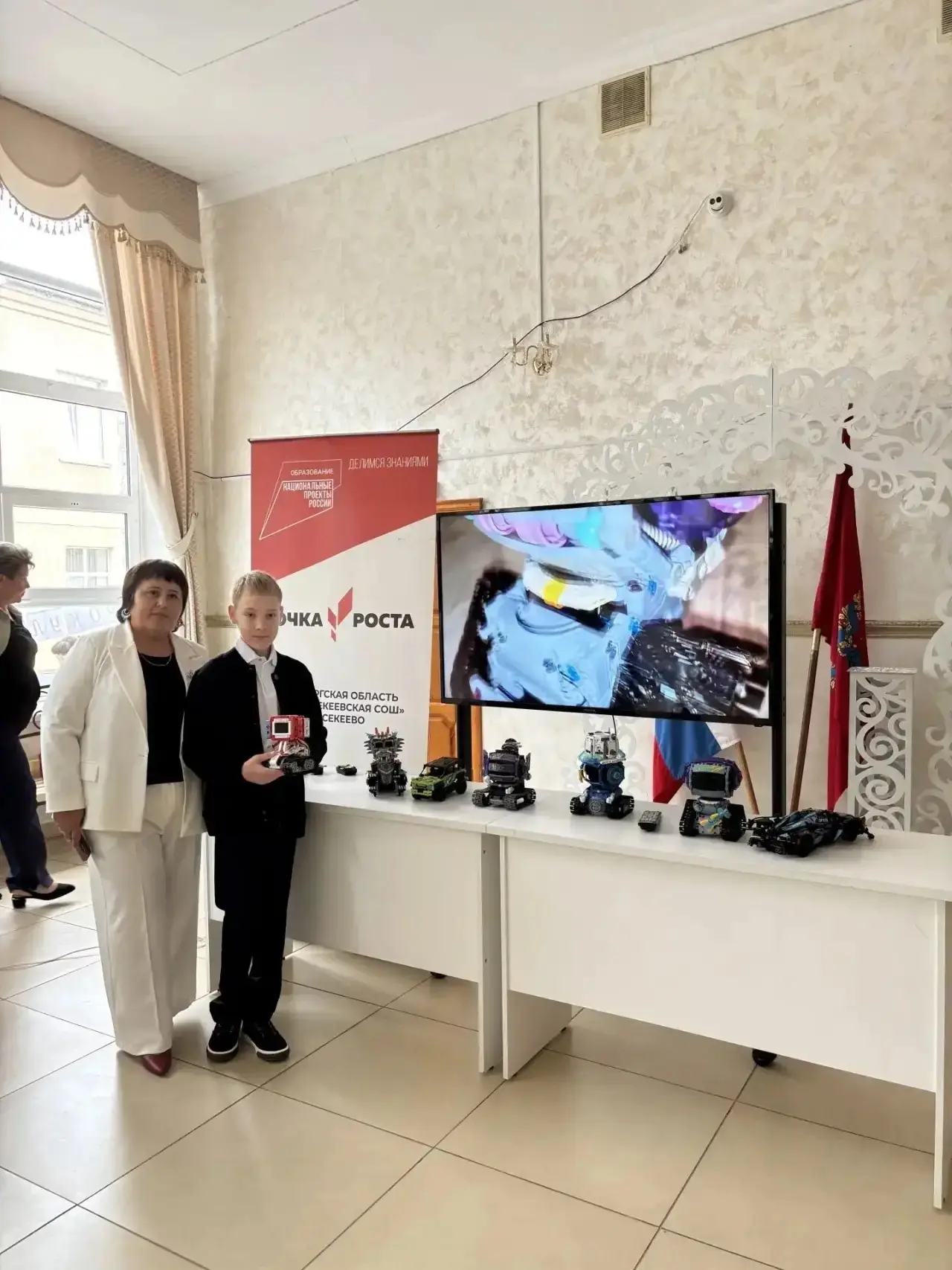 Благодарим Юлию Гумеровну и  ученика 5 а класса Хасанова Эльнара за организацию выставк...