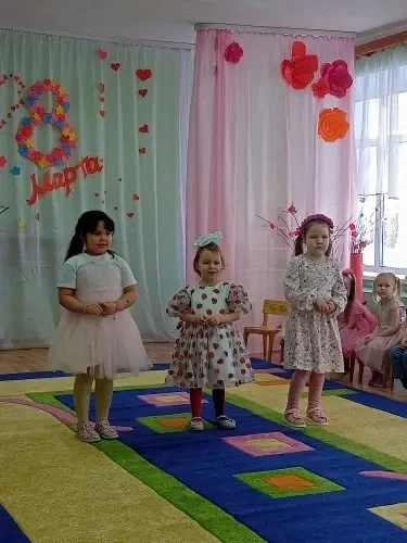 Воспитанники групп "Солнышко" и "Радуга" поздравляют своих мам и всех женщин с Женским ...