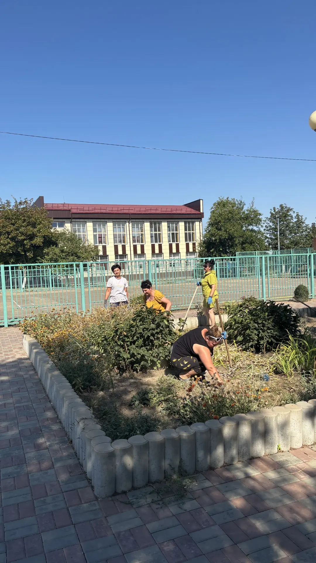 Понедельник начался по-настоящему дружно — мы с командой на субботнике! 💪