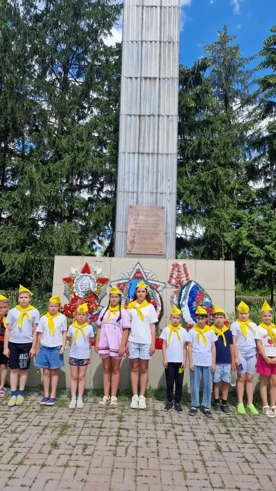 ПАМЯТЬ В НАШИХ  СЕРДЦАХ ♥️

Сегодня первый отряд с почестями возложил цветы к памятным местам, отдав