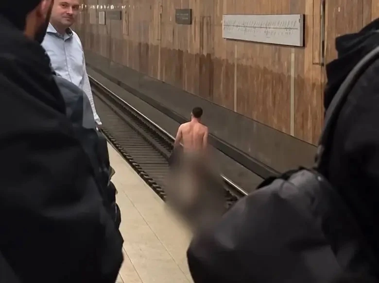 😳 Голый мужчина прыгнул на рельсы в метро «Царицыно»