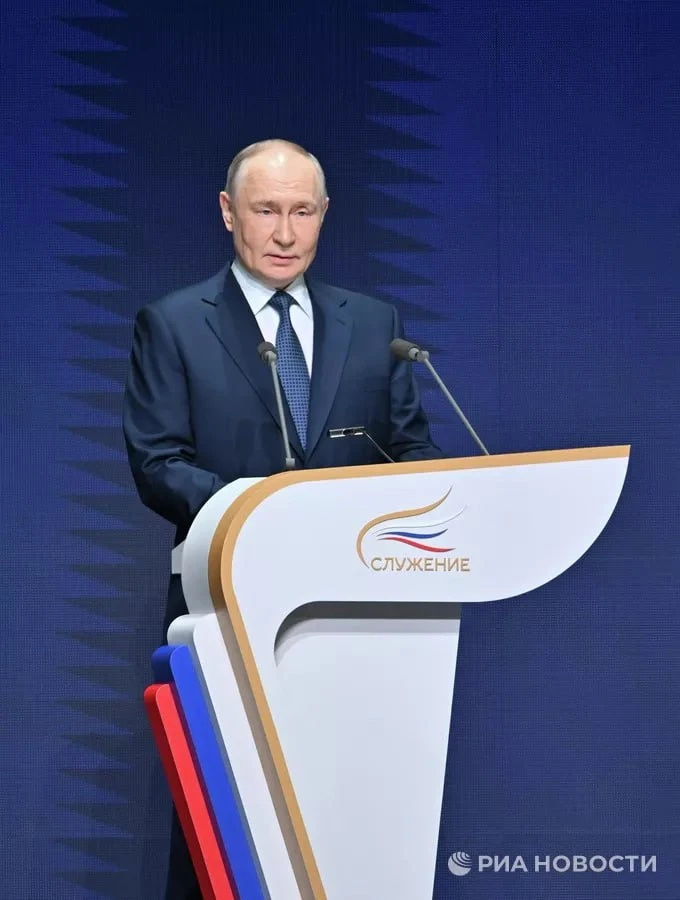 🇷🇺 Владимир Путин встретился с выпускниками программы «Время героев».  Президент отметил, что именно