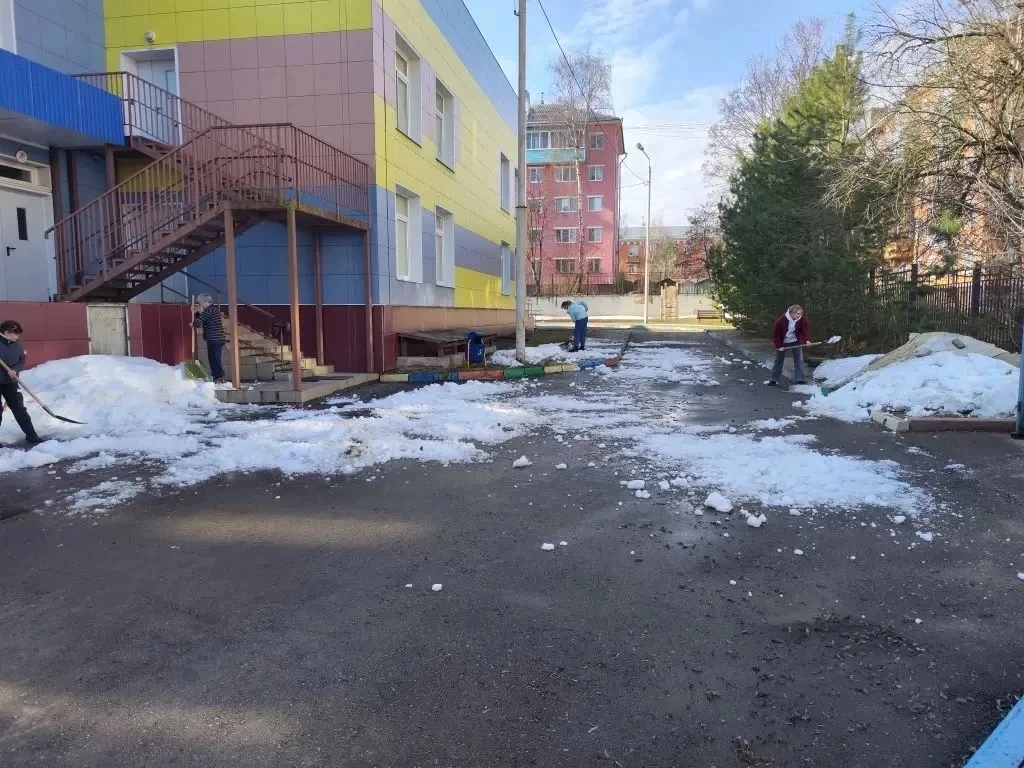 🧹Сегодня наш Центр образования №34 вышел на общегородской субботник. Коллектив активно навёл порядок
