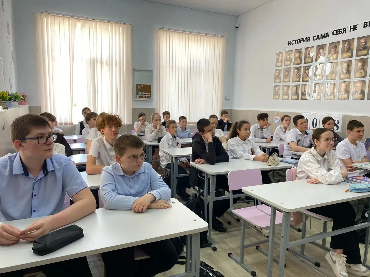 КИНОЛЕКТОРИЙ   ✏️Ученики 6 «А» и 6 «Б» классов на уроках истории (учитель — Горбуля Елизавета Иванов