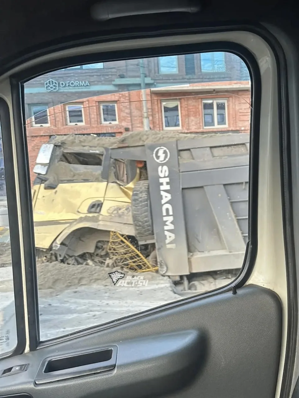 Необычную картину можно было наблюдать сегодня на улице Владимировская: