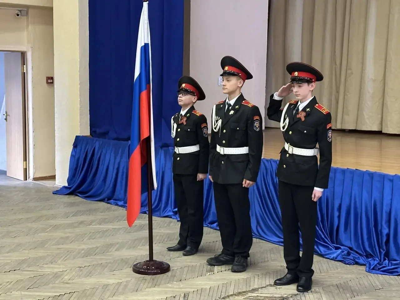 🇷🇺  Новая учебная неделя в нашей школе началась традиционно – с Церемонии выноса Государственного фл