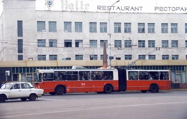 1970-е годы. Уфа братается с немецким городом Галле из ГДР. Вдохновленные чиновники пер...