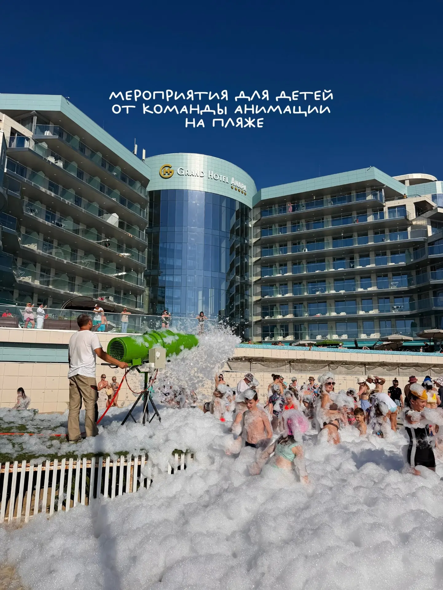 Лето — время приключений ☀️🏝️

Собрали в карусель главные детские события, которые проходят на терр