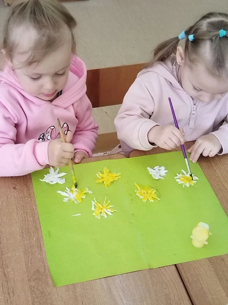 🌼 Солнечная полянка в «Ладушках»: малыши подарили весну с помощью аппликации
Здравствуйте, наши дор