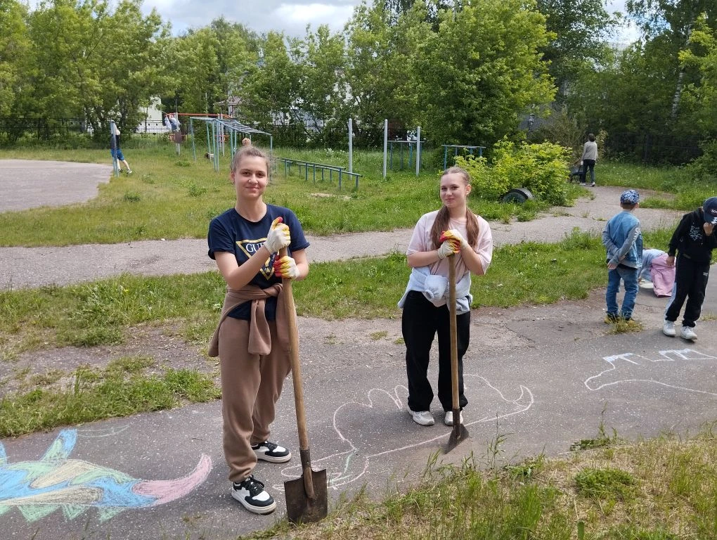 Две смены - одна цель: порядок и польза ☀️📚

У нас горячая пора! Параллельно со школьным лагерем за