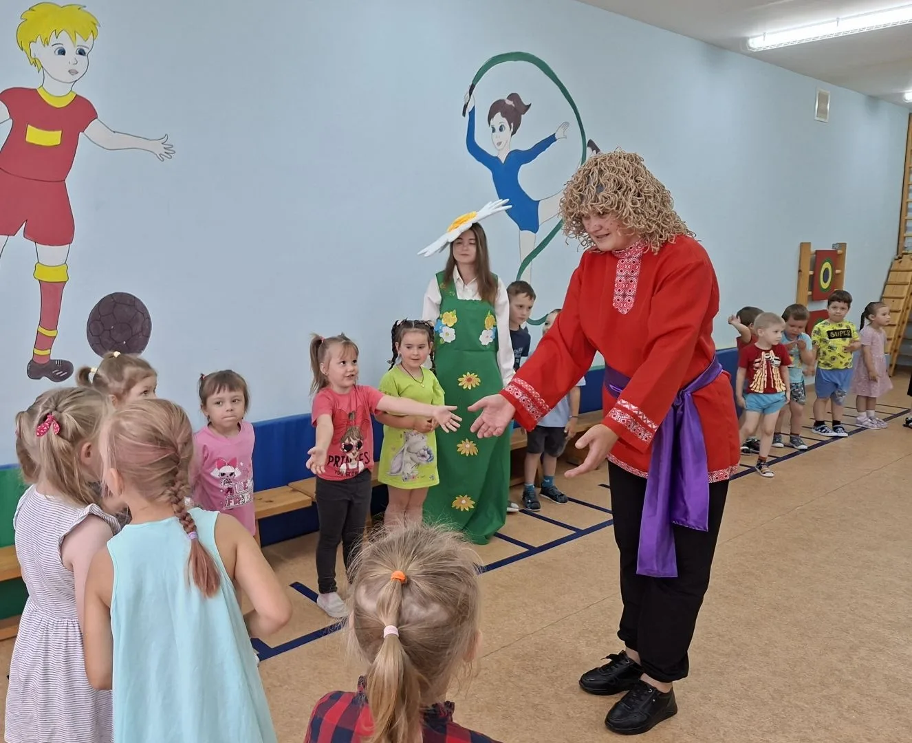 Сегодня в нашем саду было по-особенному радостно! К ребятам в гости заглянула веселая Ромашка— симво