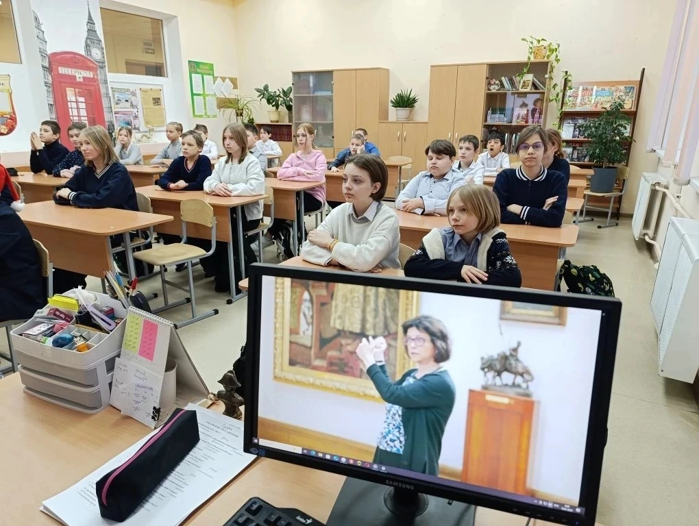 19 января в нашем лицее прошла традиционная утренняя линейка🇷🇺 Мы внесли флаг и дружно исполнили гим
