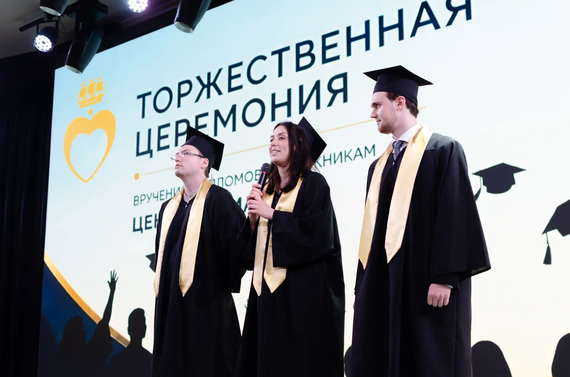 Выпускникам Института медицинского образования Центра Алмазова вручили дипломы.