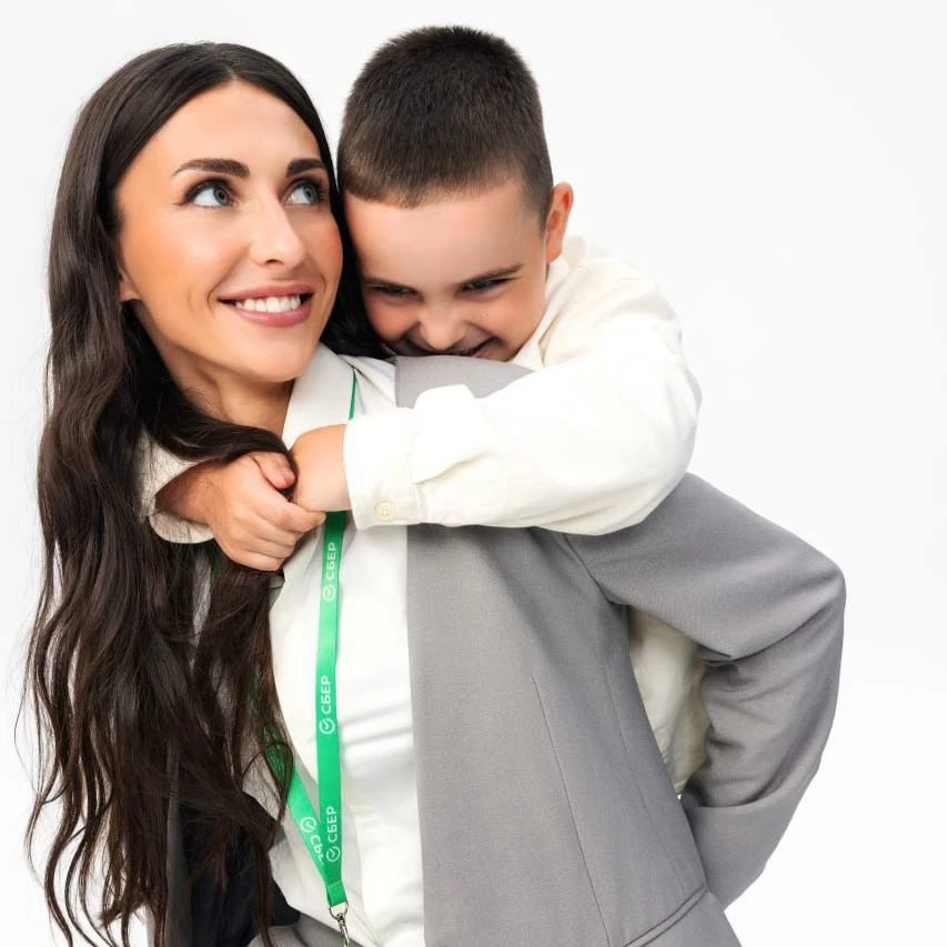 Здорово, когда мама помогает людям заплатить копилке 🥰