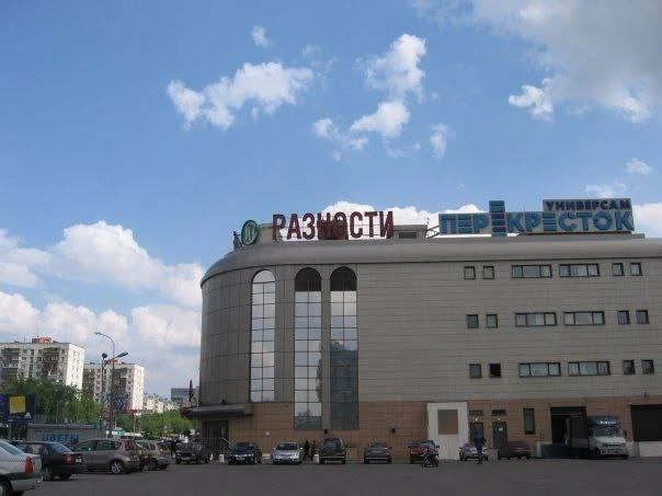 ТЦ «Разные разности» на Рязанском проспекте, 2008 год.

Сверху можно заметить старый логотип «Перекр
