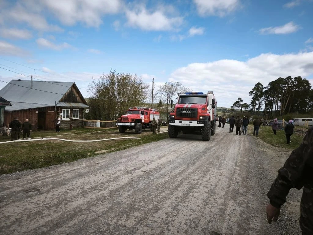 Семь частных домов загорелись в поселке Бисерть.  Огонь быстро перекинулся на соседние дома. Это про