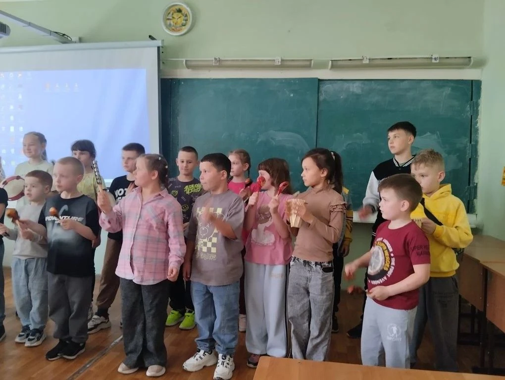 Второй день школьного лагеря "Радуга" был открыт музыкальным мероприятием, посвящённым ...